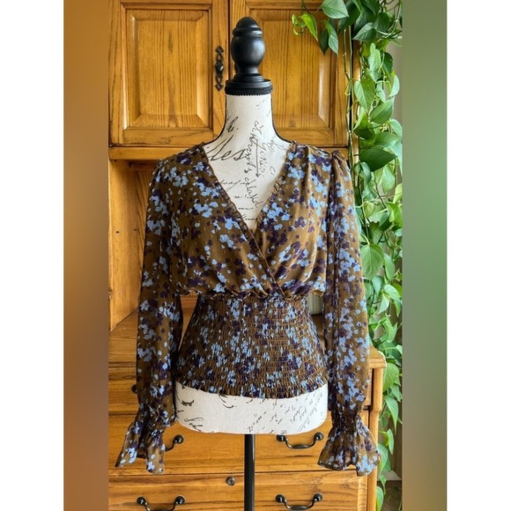 ASTR The Label Women's Fall Brown Floral Wrap Smocked Blouse Size Small‎
